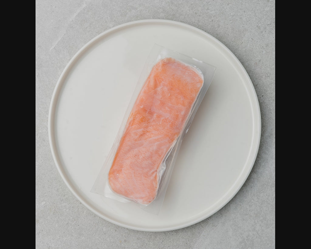 Ein tiefgefrorenes Lachsfilet taut langsam auf