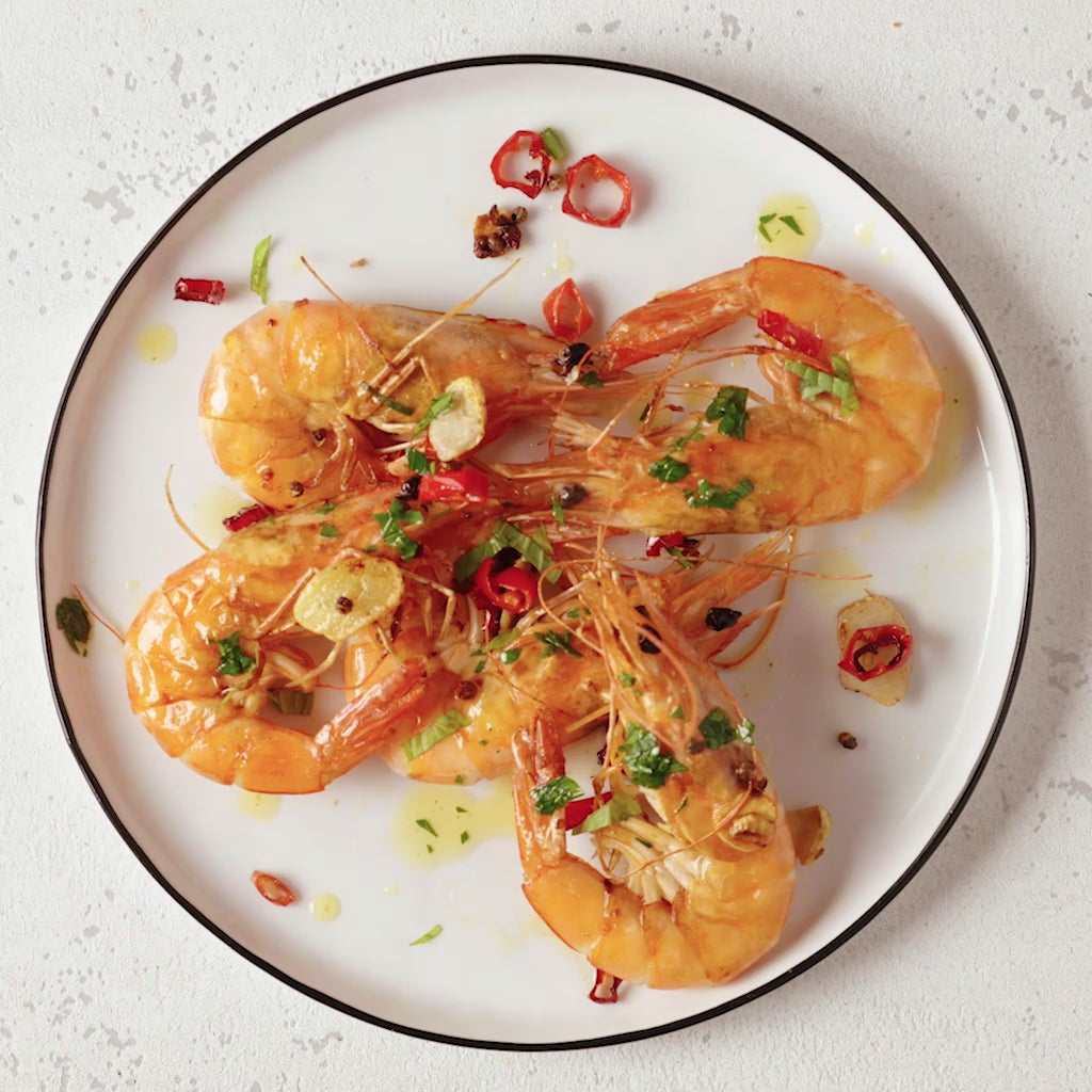 HONEST CATCH Gebratene Garnelen mit Knoblauch und Chili auf weißem Teller